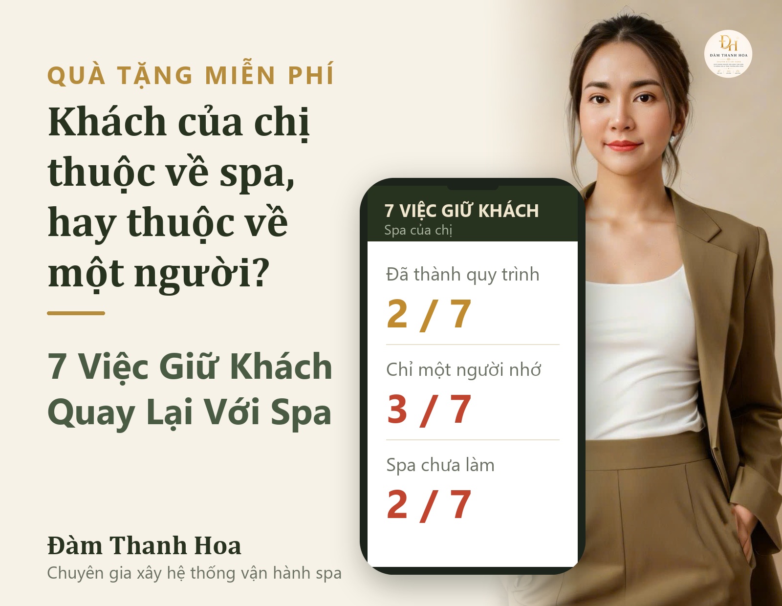 Đàm Thanh Hoa — chuyên gia xây hệ thống vận hành spa — bên cạnh bảng 7 Việc Giữ Khách hiển thị trên điện thoại: đã thành quy trình 2/7, chỉ một người nhớ 3/7, spa chưa làm 2/7